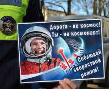 сотрудники Госавтоинспекции совместно с отрядом ЮИД провели акцию «Дорога - не космос!» - фото - 7
