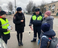 сотрудники Госавтоинспекции Смоленской области совместно с учениками Стодолищенской школы в п. Стодолище на автодороге федерального значения Р-120 «Орел-Брянск-Смоленск», провели профилактическую акцию «Ребенок-пассажир» - фото - 8