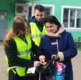 сотрудники Госавтоинспекции в пгт. Хиславичи Смоленской области провели профилактическую акцию – «Вышел в путь – про фликер не забудь!» - фото - 15