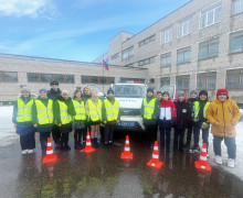 сотрудники Госавтоинспекции провели просветительское мероприятие в школе и познакомили ребят с устройством патрульного автомобиля - фото - 7