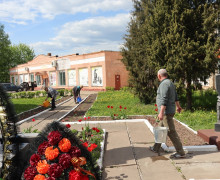 сотрудники районной администрации высадили цветы на клумбах п. Монастырщина - фото - 17
