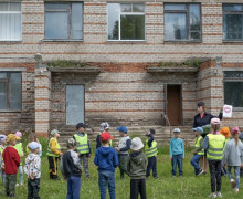 сотрудники Госавтоинспекции Смоленской области провели с учащимися обучающие занятия в автобусе-тренажере - фото - 8
