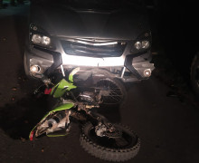 в п. Монастырщина произошло ДТП, в результате которого водитель мотоцикла получил телесные повреждения - фото - 1