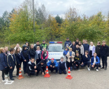сотрудники Госавтоинспекции познакомили учащихся образовательной организации с патрульным автомобилем ДПС - фото - 6