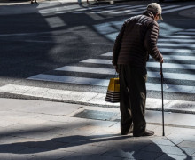 внимание: пожилые люди на дорогах - фото - 1