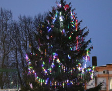 в Монастырщинском районе на центральной площади поселка установили и украсили главную новогоднюю елку - фото - 6