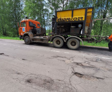 на участке дороги Монастырщина – Татарск проходит ямочный ремонт - фото - 4
