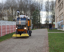 новая дорожная машина поступила в автопарк коммунальной техники Монастырщинского района - фото - 7