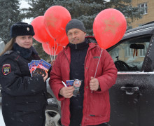 сотрудники Госавтоинспекции Смоленской области поздравили мужчин участников дорожного движения с Днём защитника Отечества - фото - 6