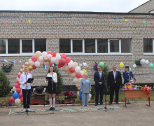 торжественные линейки, посвященные Дню знаний, прошли в Монастырщинском муниципальном округе - фото - 32
